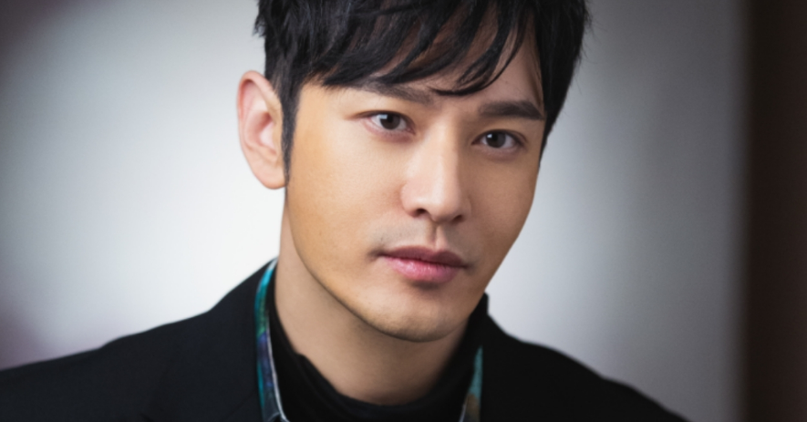 黄晓明的这个保镖的确是非常帅气的,这个保镖就是刘忠巍,模特出身的