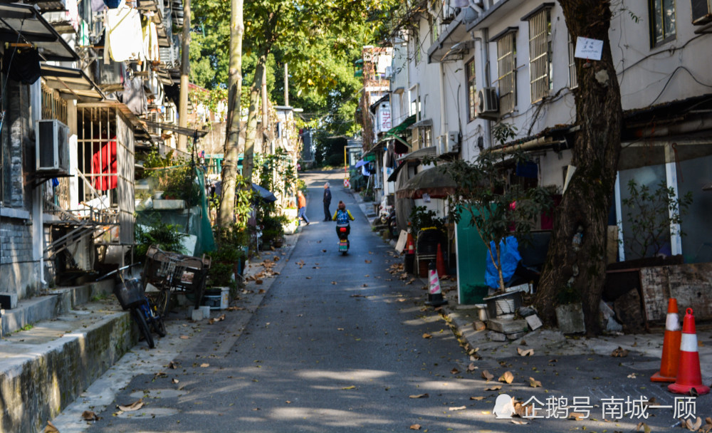 區萬松嶺路與鳳凰山腳路交叉口饅頭山社區附近的公交站:鳳山新村,六部