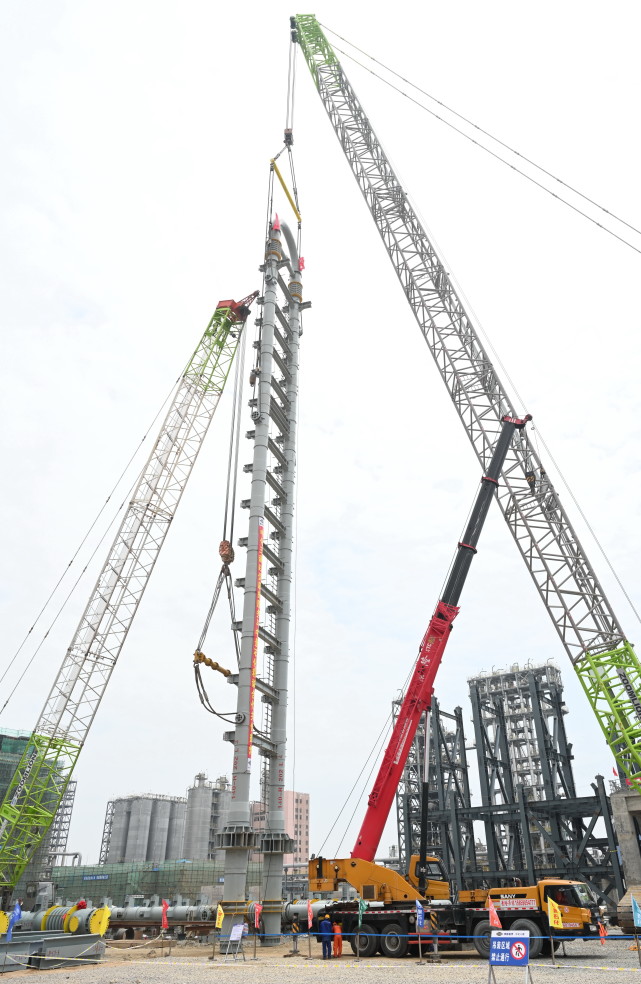 经济年产120万吨共聚聚丙烯环管反应器在福建福清吊装