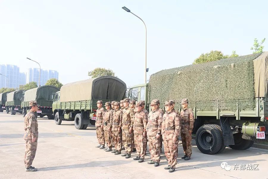 一起随驻宁某部汽车复训分队听说这是军营汽车兵的"专属福利"开着汽车