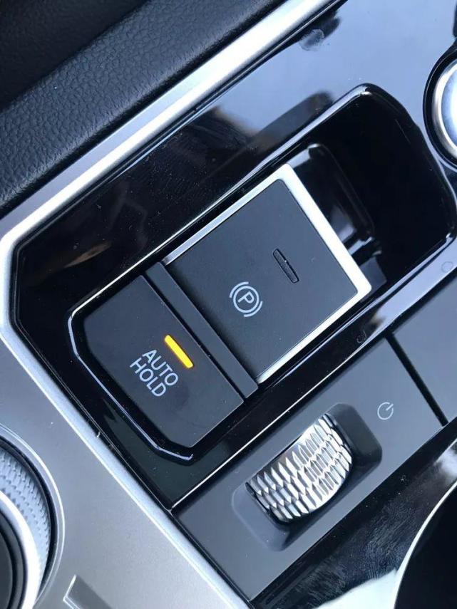 可以解放右脚的自动驻车,为什么很多车主一上车就关?