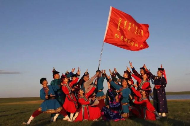 乌兰牧骑草原上永远的"红色文艺轻骑兵"乌兰牧骑正式演出在中冶