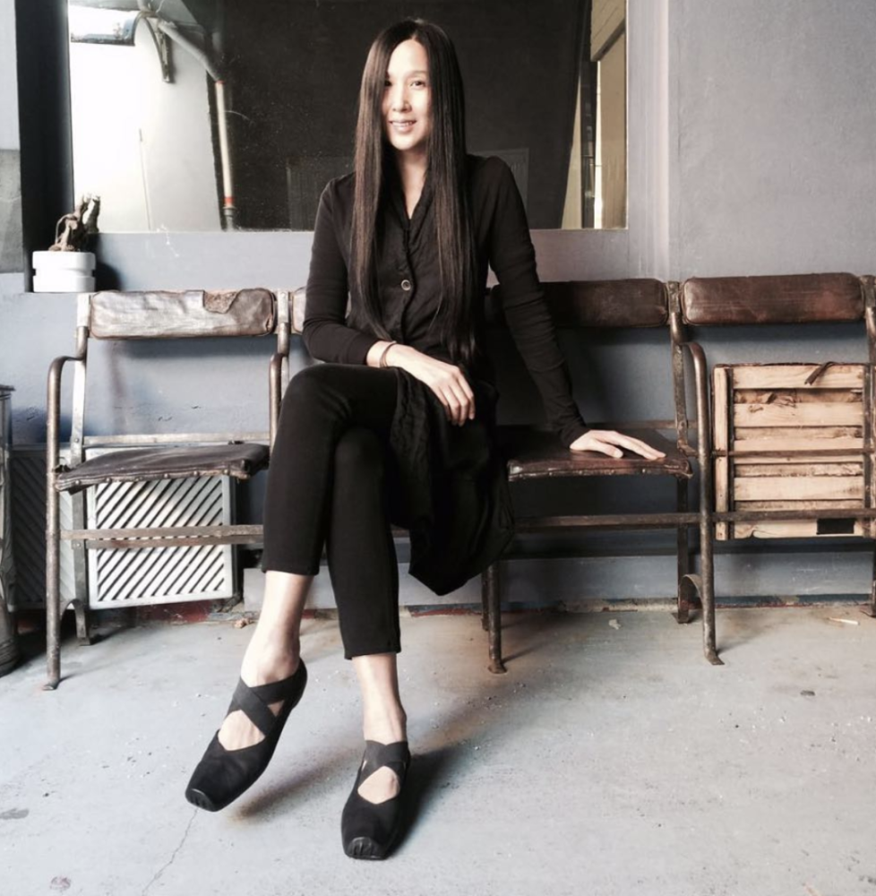 不仅多次受邀参加米兰时装周和巴黎时装周,品牌设计师王汁还是第一位