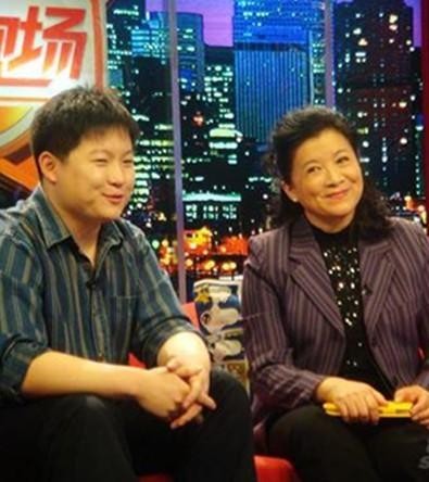 64岁老戏骨杜宁林片场好简陋坐塑料凳喝矿泉水离婚多年仍单身