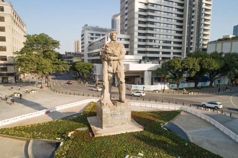 微笑着凝视远方的士兵石雕——广州解放纪念碑在海珠广场中央拔地而起