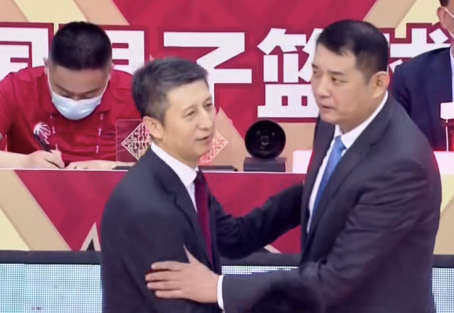 山东暴打广州外援空砍55分老叔一轮游强挤笑容对手拥抱致敬
