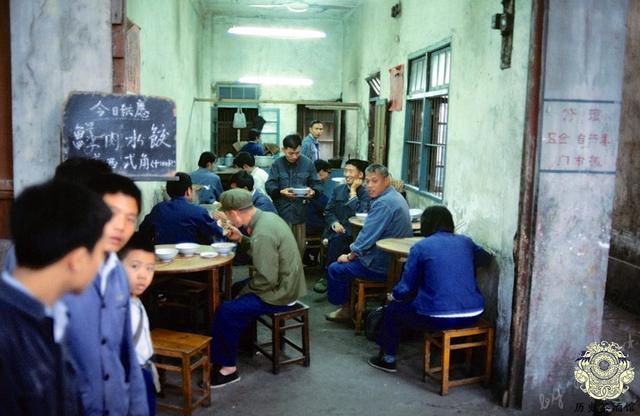 80年代中国社会老照片:图5情侣正在公园谈恋爱,图8女子引人注目