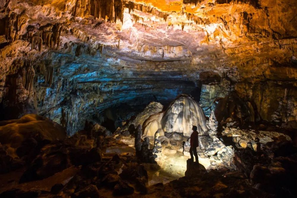 的领队,深入地底奇幻世界石柱,地下河等发育,美不胜收地下更有溶洞