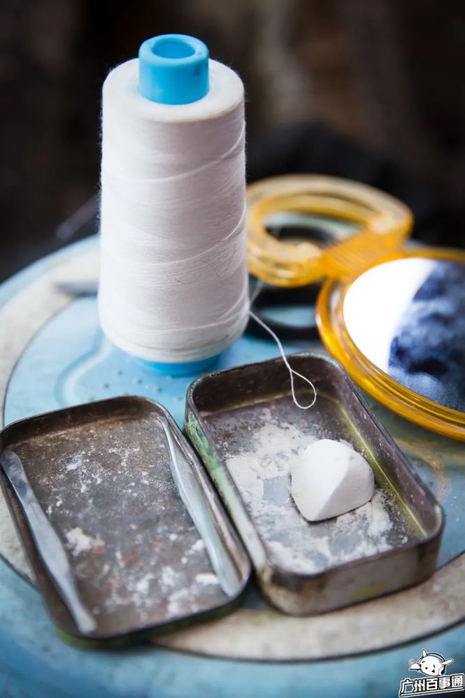 广州正在消失的手艺人街头绞脸师