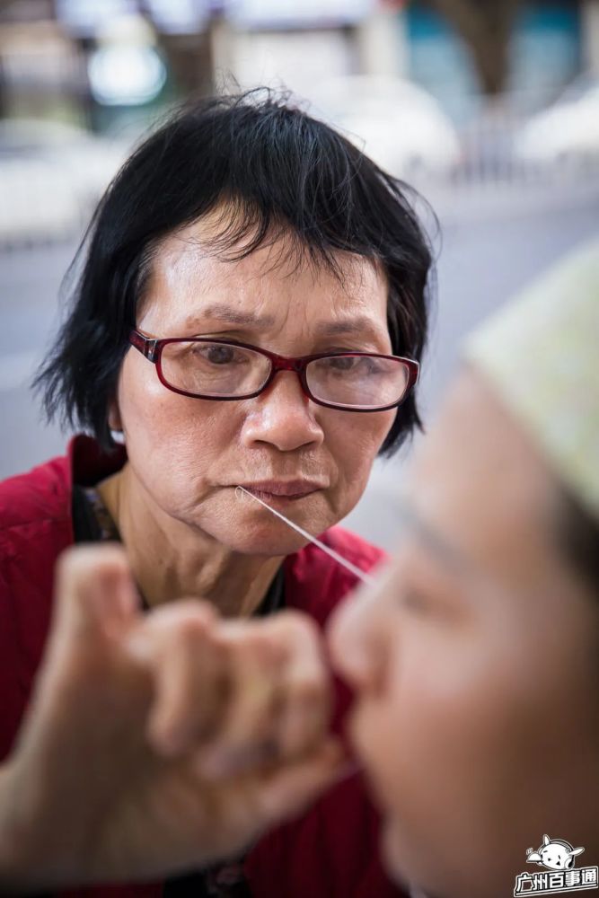 广州正在消失的手艺人街头绞脸师