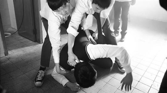 男生被逼下跪,扇耳光,校园暴力到底有多可怕?网友:坏学生_腾讯新闻