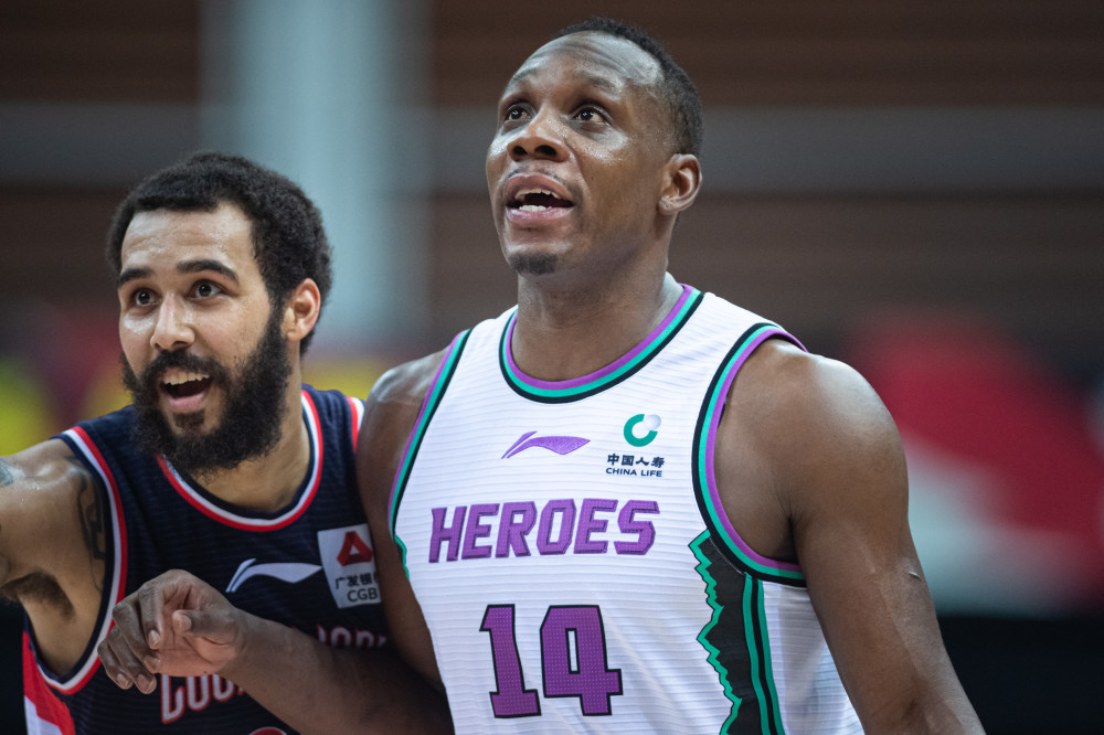 山东队球员哈德森(右)与广州队球员摩尔在比赛中.