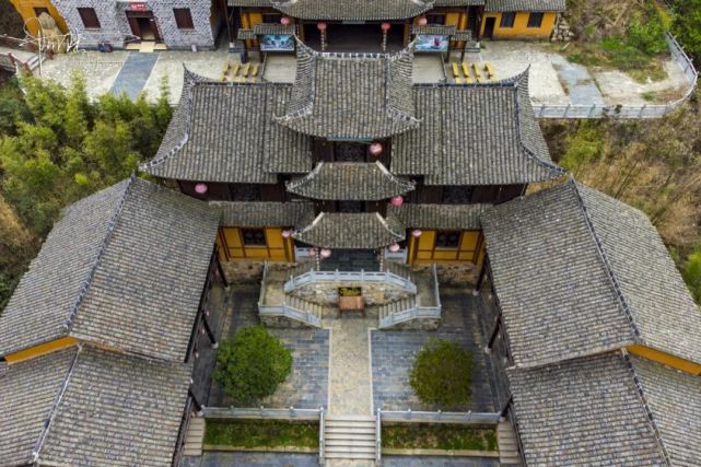 锦里沟的忠孝王府是土家人在这里生活300多年的见证和沉淀