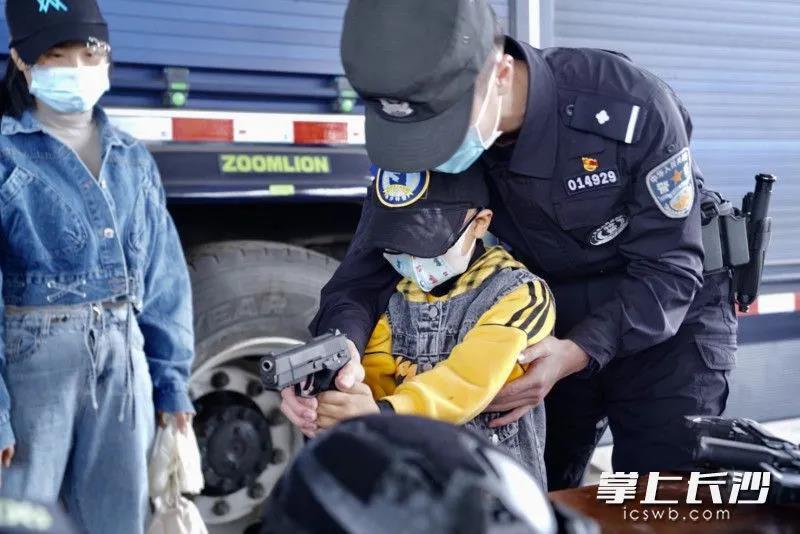 湖南省人民医院专门安排医生全程守护 保障小宇的身体状况 上午,小宇