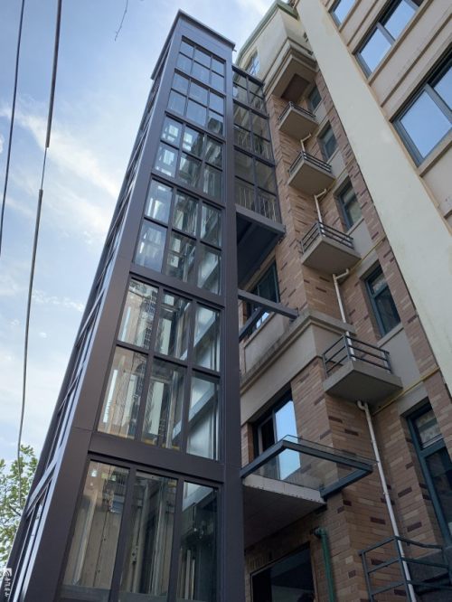 记者在现场看到,这部整体装配连廊式电梯,外观简约大气,内部运行平稳