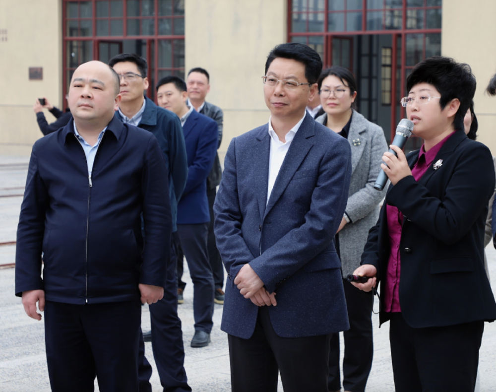 在金华铁路文化公园,林晓峰听取婺城区"五朵金茶花"产业空间布局,高铁