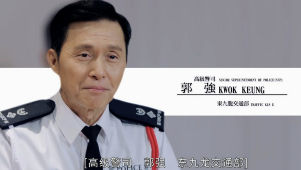 杨明(40岁)饰演交通警秦永熙,他是警队护送组成员.