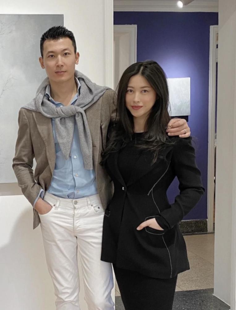 朱珠怀孕后首次高调秀恩爱偷穿老公西装难掩孕肚沙漏身材太抢镜