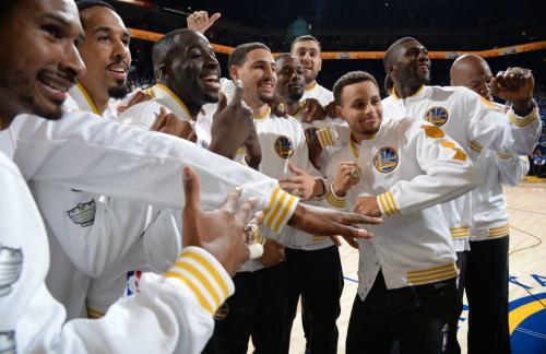 15年勇士队夺得总冠军季后赛对手伤病不断运气大于实力