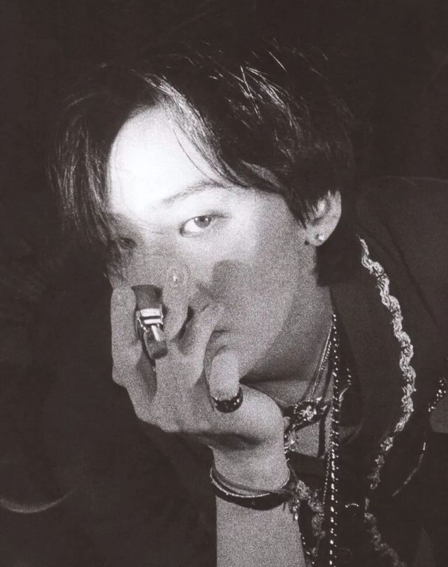 最新dazed权志龙杂志内页图