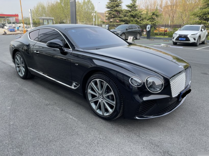 388万买辆宾利跑车,高级炭黑漆,3千公里时小伙在朋友圈晒出真实油耗