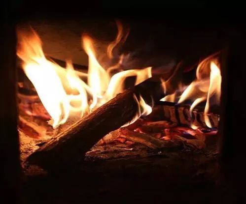 稻草山的山脚延伸到灶台下,那里有一把木头小凳,是外婆烧火的地方.