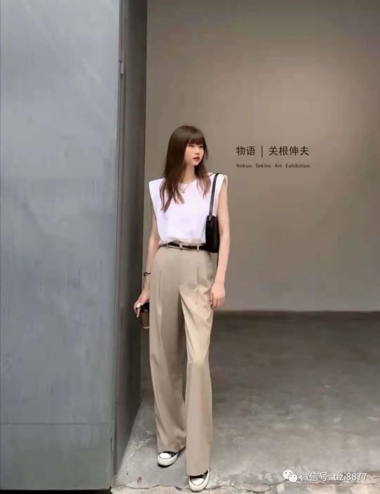 白色无袖背心怎么搭配好看