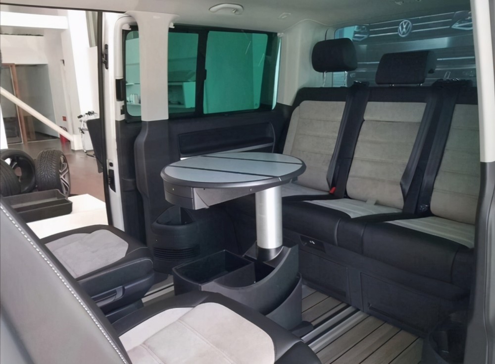 纪念版大众迈特威进店20t柴油四驱双色车身造型真霸气