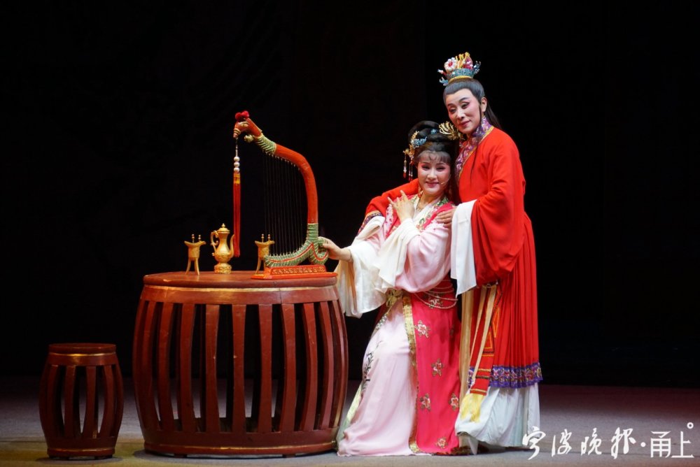 越剧《孔雀东南飞》"飞"入逸夫剧院,吴凤花陈飞演绎乐府绝唱_腾讯新闻