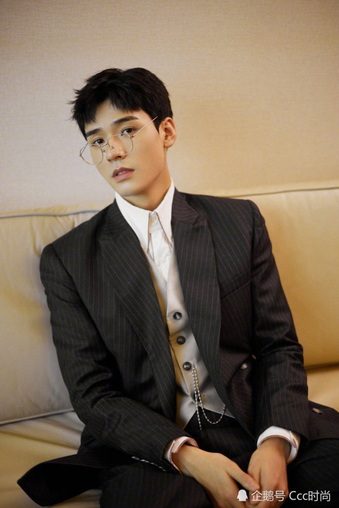 温柔深情‖龚俊金丝眼镜配西装～型男