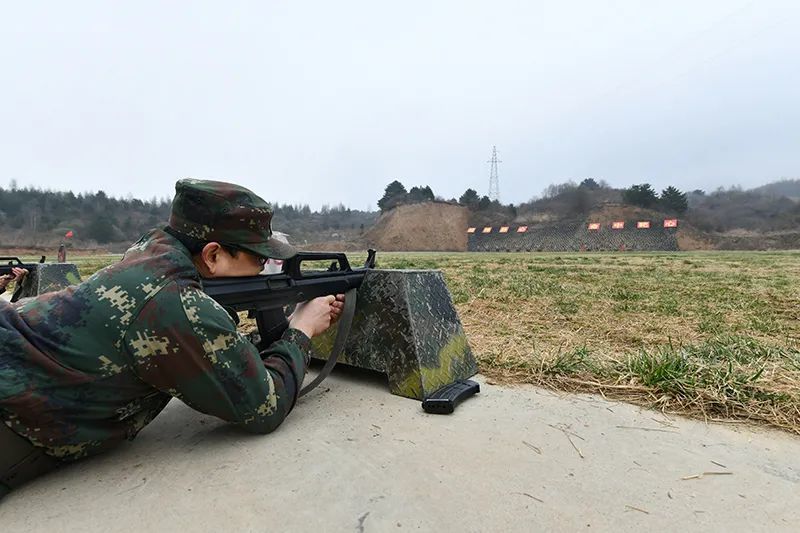 实弹射击现场趴出人形