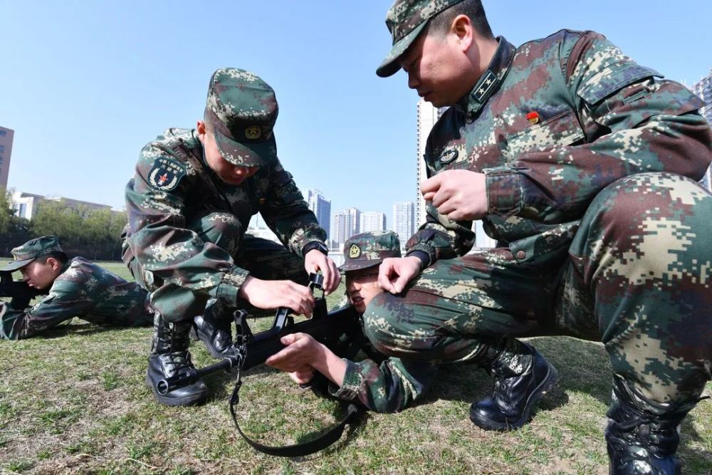 实弹射击现场趴出人形