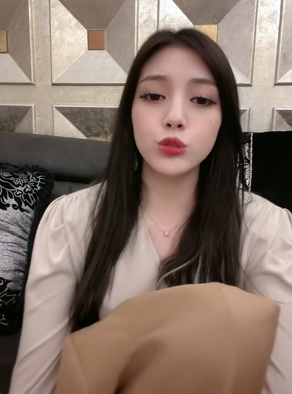 起初还以为是韩安冉故意去碰瓷,可从兜儿最近的表现