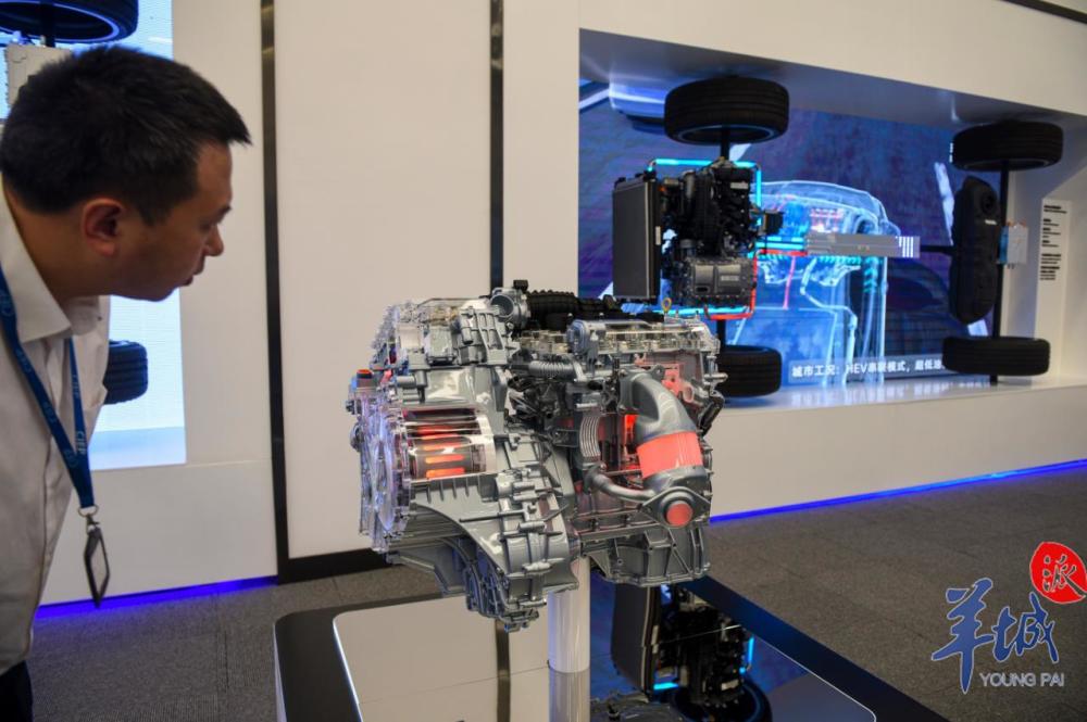 比亚迪汽车展厅发动机