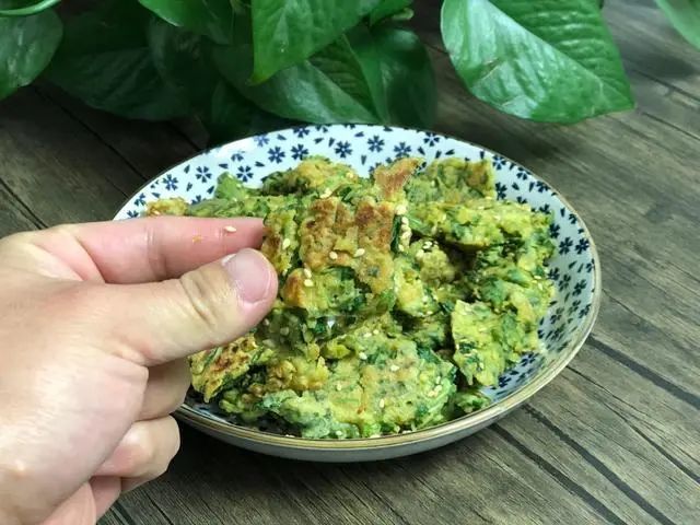 【藿香炒鸡蛋】------食材:藿香,鸡蛋,芝麻,食盐,面粉制作步骤