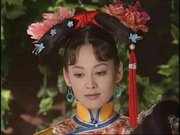 孝莊太后-影視作品後世流傳下來清朝宮廷畫師的畫像中,孝莊太后身著