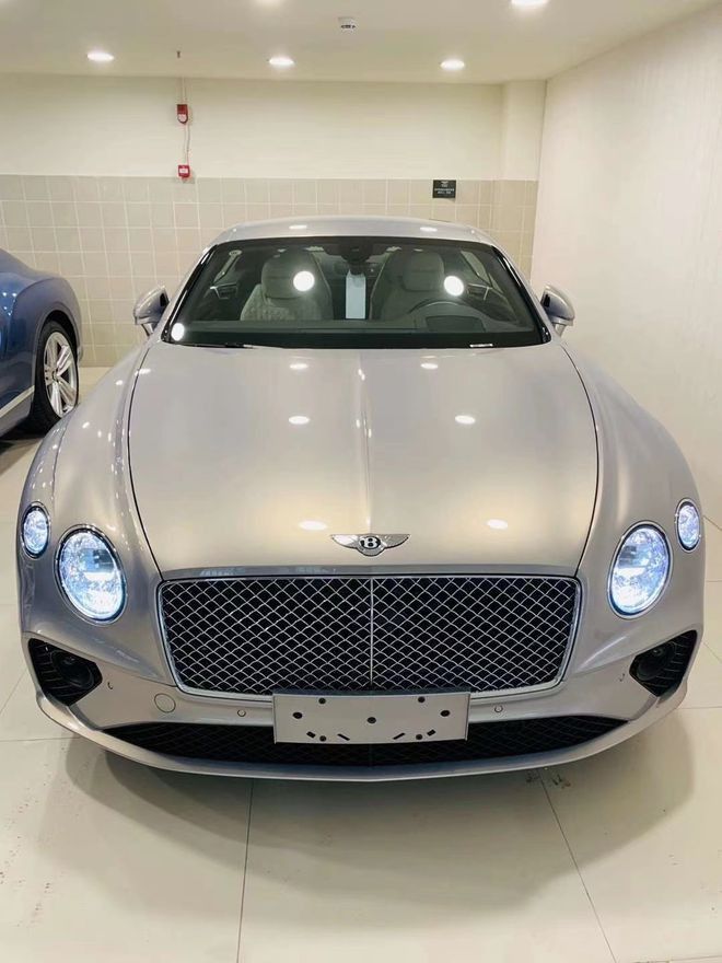 2021款宾利欧陆gt敞篷版是众多年轻人的最爱时尚的外形超凡的引擎声