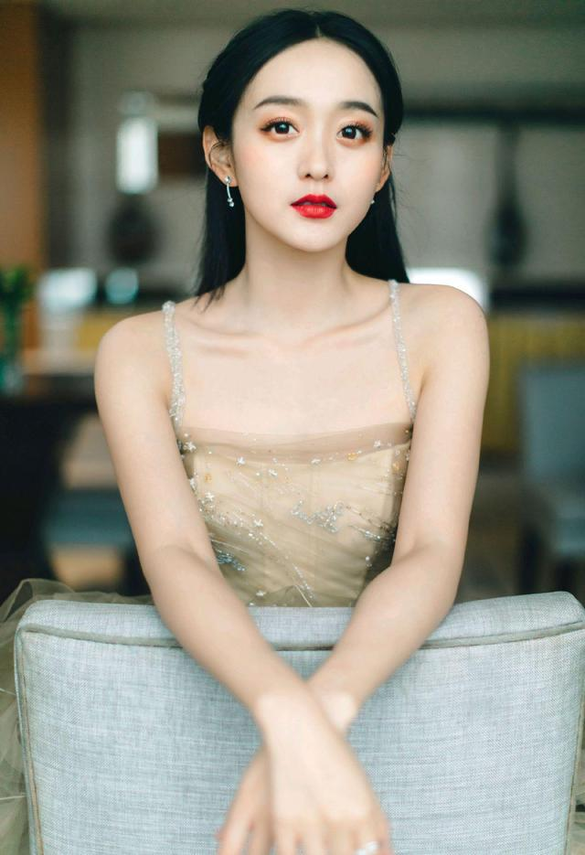 妖艳动人的何泓姗,那双妩媚的眼睛,一般人真扛不住!_腾讯新闻