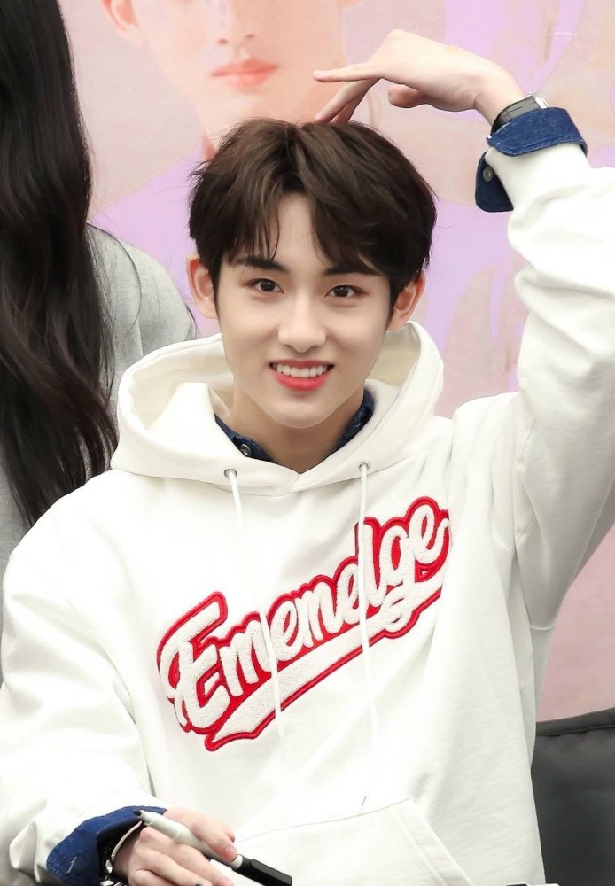 董思成被拍深夜路边抽烟同行女子疑是刘令姿男爱豆生活太丰富