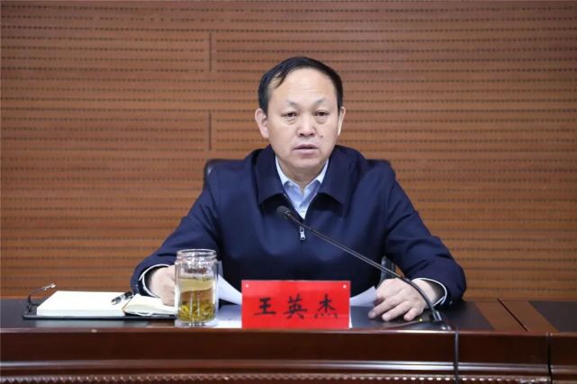 王英杰指出,今年三月,乌兰浩特市接过了"国家卫生城市"的金字招牌