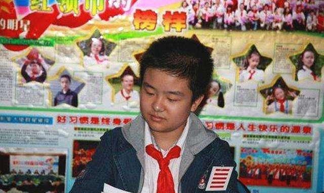 昔日的"五道杠少年"与"不屑弟"结局如何?一个民办,一个哈佛