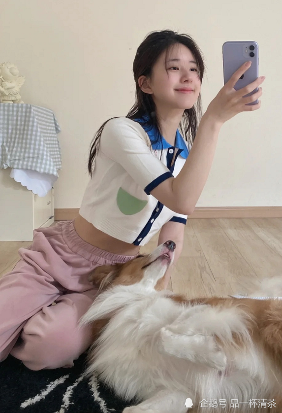 赵露思穿儿童上衣对镜自拍无意暴露真实腰围网友认真的