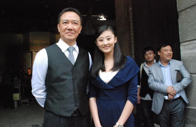 张桐在拍摄亮剑时抢戏出风头李幼斌上前飞踹一脚狠狠警告