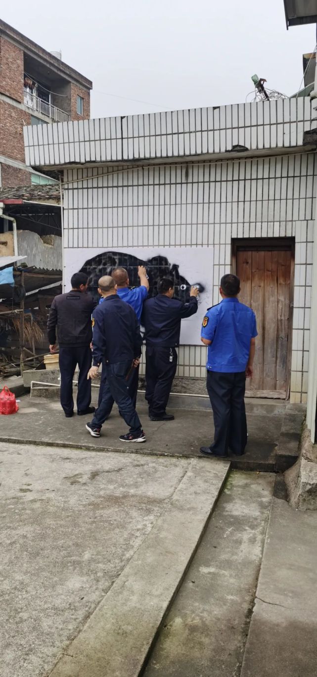 狠招实招涉赌涉诈被抓及拒不配合者被喷涂黑老鼠警告