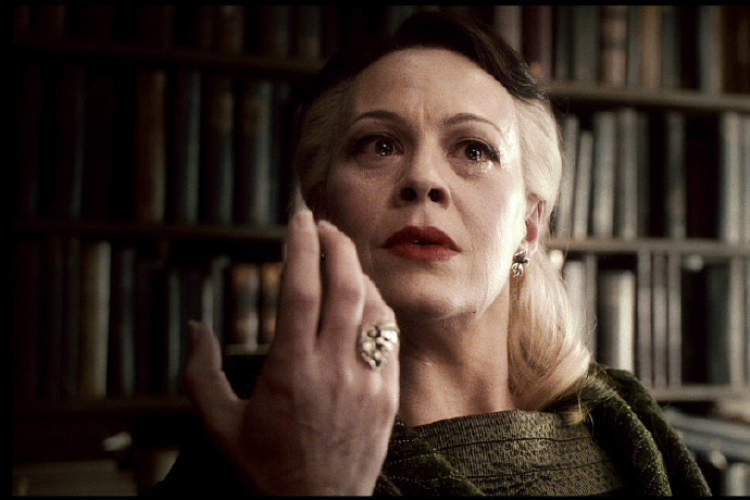 一定是她在《哈利·波特》系列电影中饰演纳西莎·马尔福