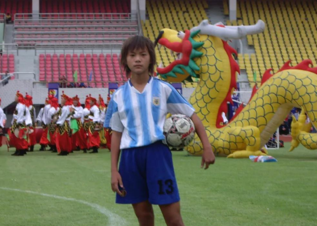 王霜小时候就展现了天赋,她曾在"武汉晚报杯"小学阶段赛中,"完虐"男足