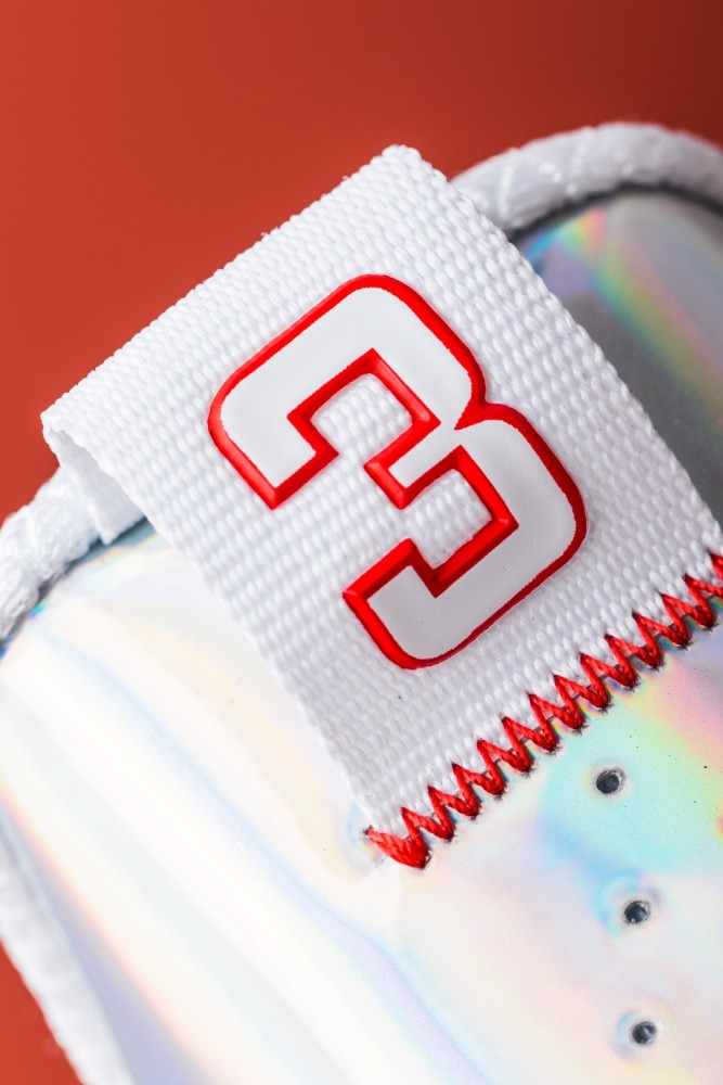 cj 专属 logo足弓部分可以看到内置的红色 tpu 抗扭,为整双鞋提供更强