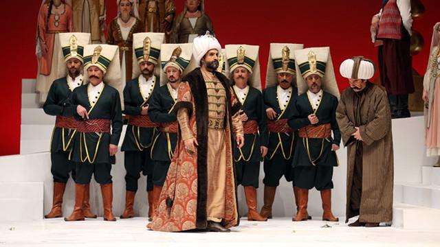 奥斯曼帝国苏丹出行时摔倒随从急忙把他扶起结果却被苏丹处死