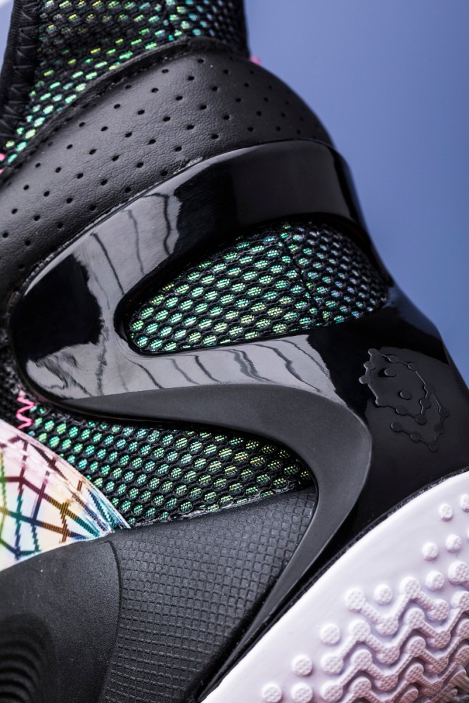 音速9超炫的万花筒配色搭配粉绿两种荧光色点缀形成鲜明反差