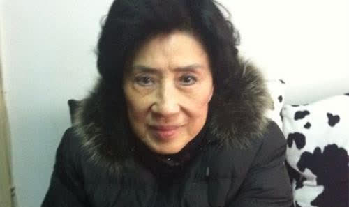 后来,王玉玲把儿子托付给母亲,自己去往美国纽约大学上学,毕业后在